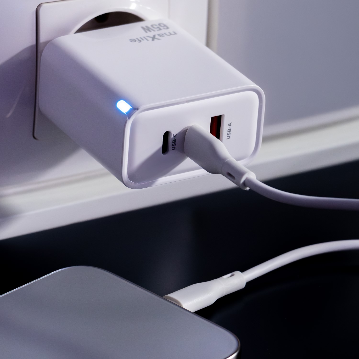Maxlife MXTC-09-65ACC GaN PD QC charger 2x USB-C 1x USB 65W white
