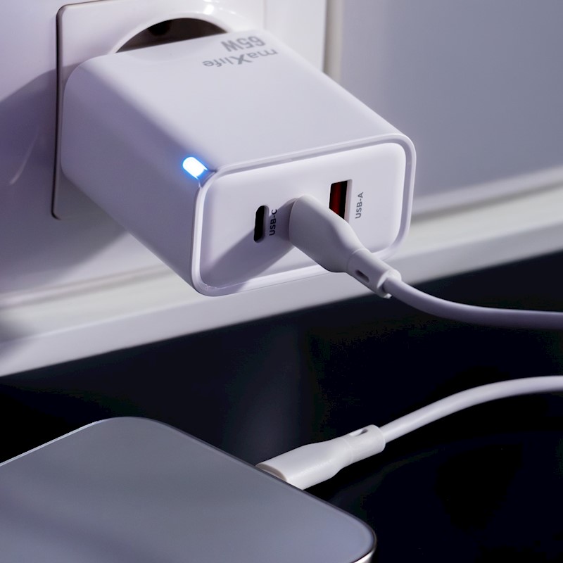 Maxlife MXTC-09-65ACC GaN PD QC charger 2x USB-C 1x USB 65W white